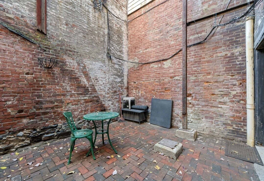 Building Photo - 175 Blossom St