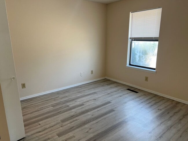 Building Photo - Great Duplex!