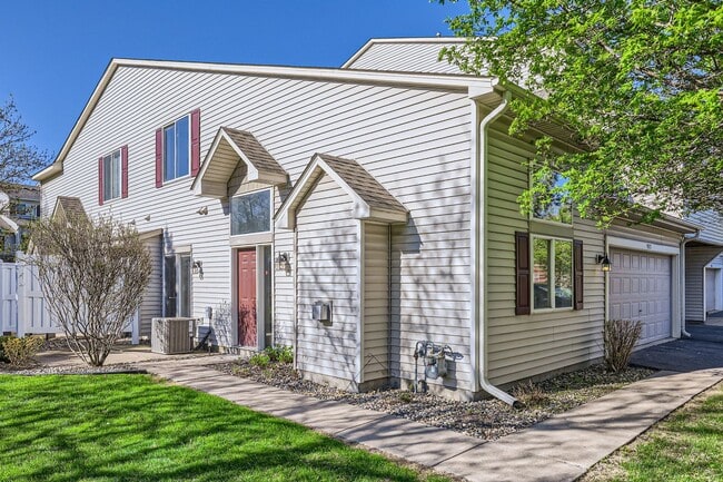Building Photo - Great Maple Grove Location
