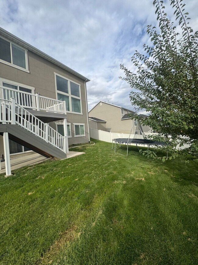 Building Photo - 1109 W Meridian Dr