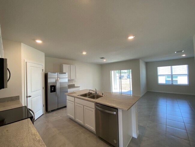 Building Photo - Lake Diamond-North - 4/2/2 *Available Now*...
