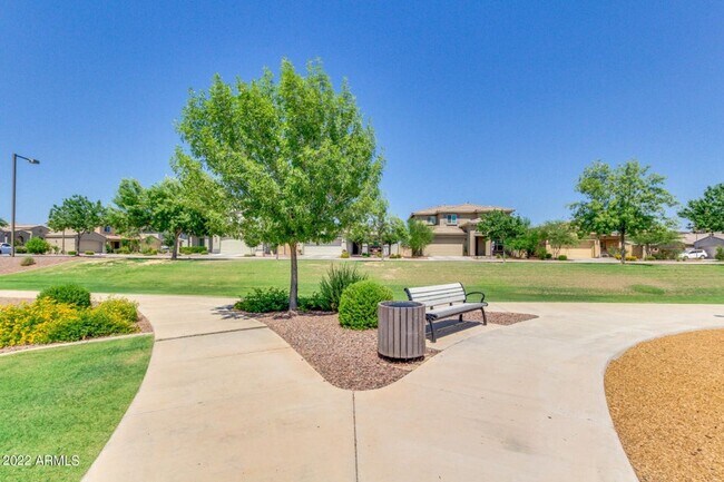 Building Photo - Beautiful 5 bedroom, 3 bathroom home in Surprise AZ