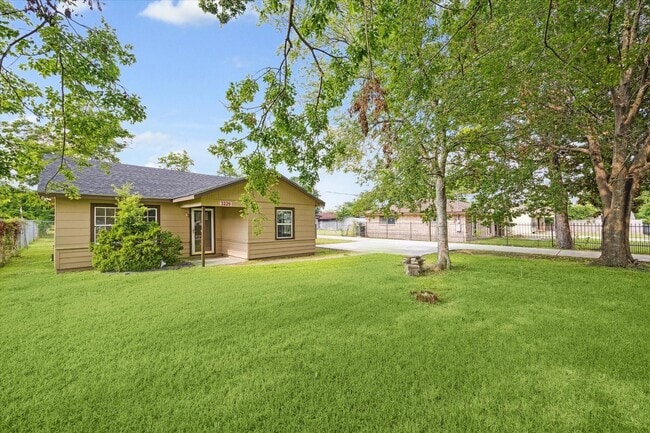 Building Photo - 3229 Persimmon St