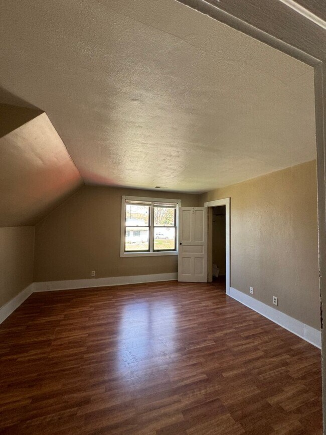 Building Photo - 605 N State St