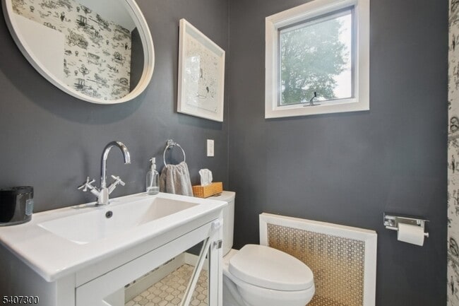 Building Photo - 6 Girard Pl