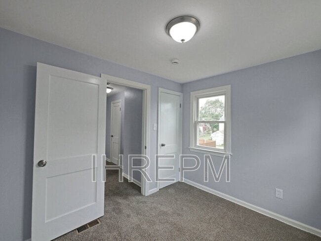 Building Photo - 315 S Southampton Ave