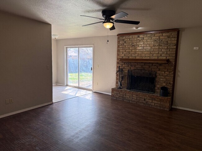 Building Photo - 1013 Mercury Cir