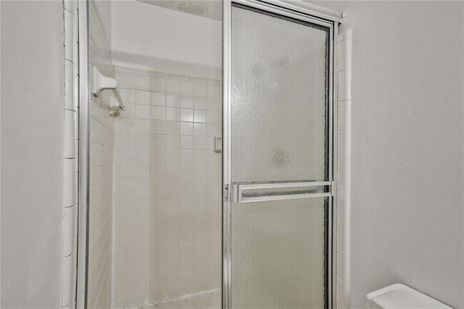 Building Photo - 2041 Collinswood Dr
