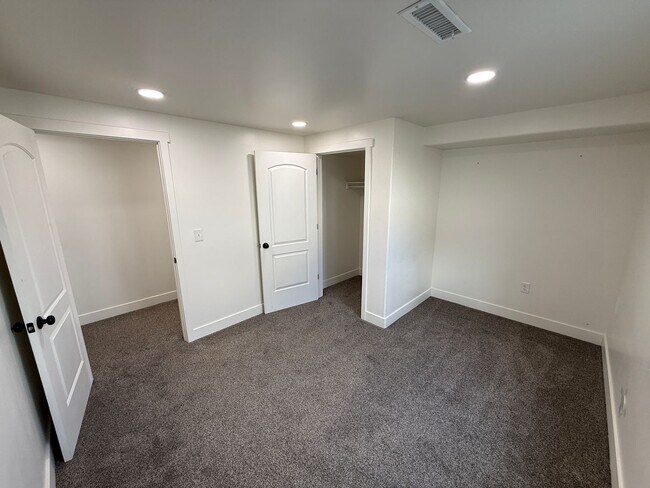 Building Photo - 8285 Lakeshore Dr