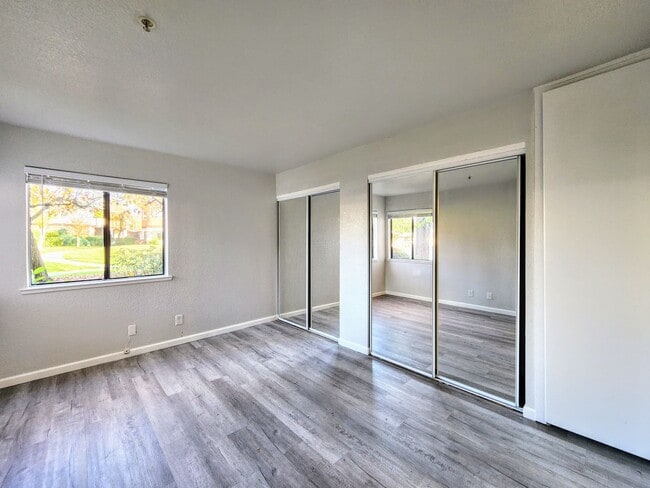 Building Photo - 3 Bedroom M Section Condo FOR RENT !