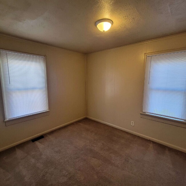 Building Photo - Irvington 3BR House w/Fenced Yard!