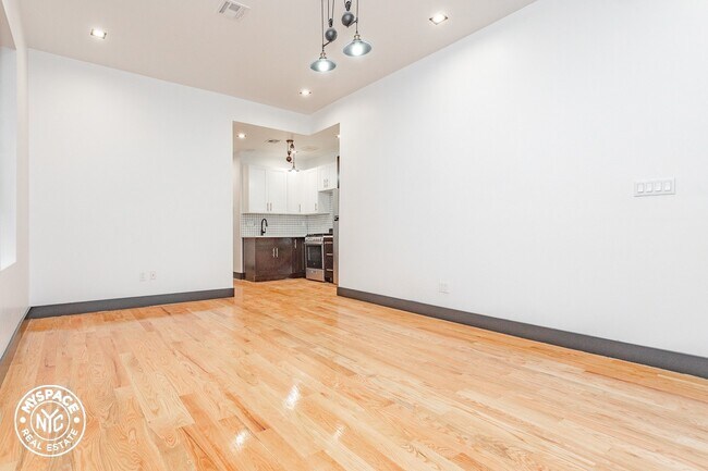 Building Photo - 378 Lewis Ave