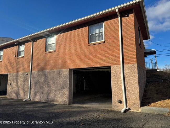 Building Photo - 152 Drakes Ln