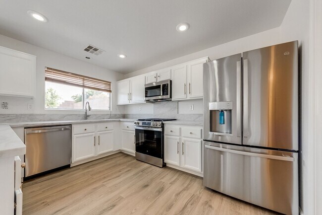 Building Photo - Fully Remodeled & Move-In Ready – Modern Finishes + Huge Loft!