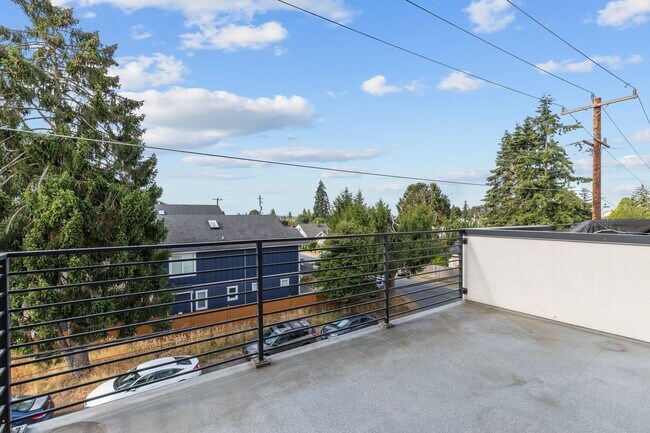 Building Photo - Stylish 3 BR/ 2/5 BA townhouse in Seattle