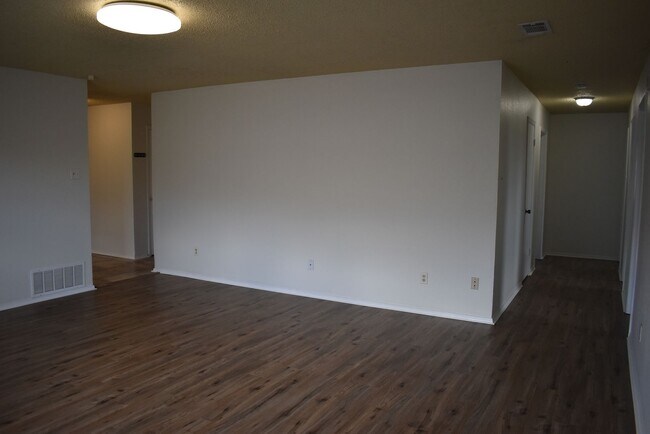 Building Photo - 2900 Cinco Dr