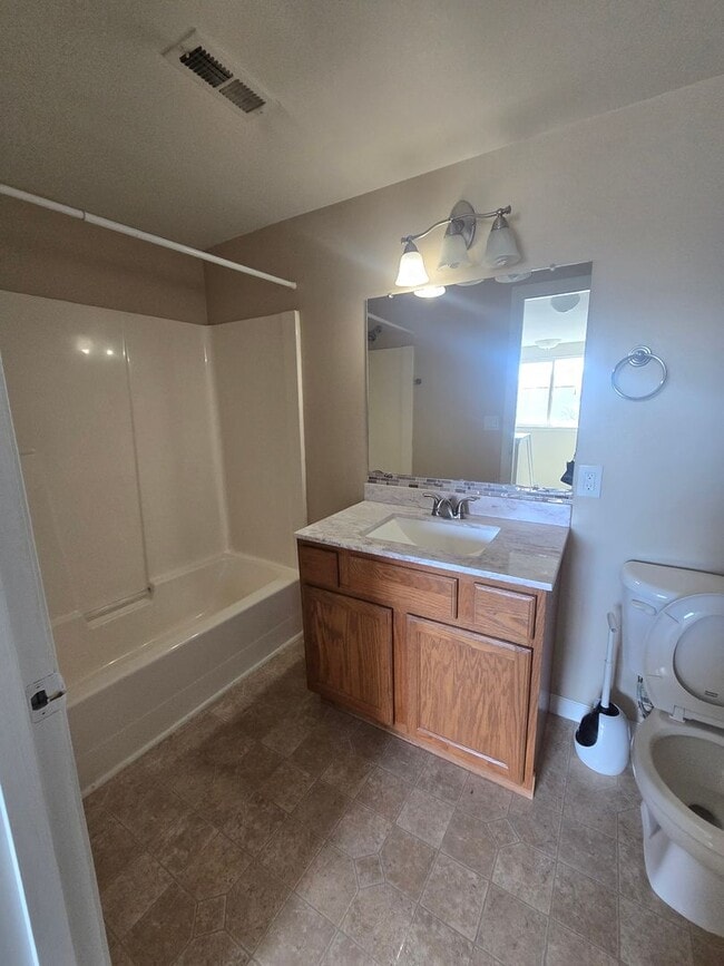 Building Photo - Amazing 4 bed/3 bath home