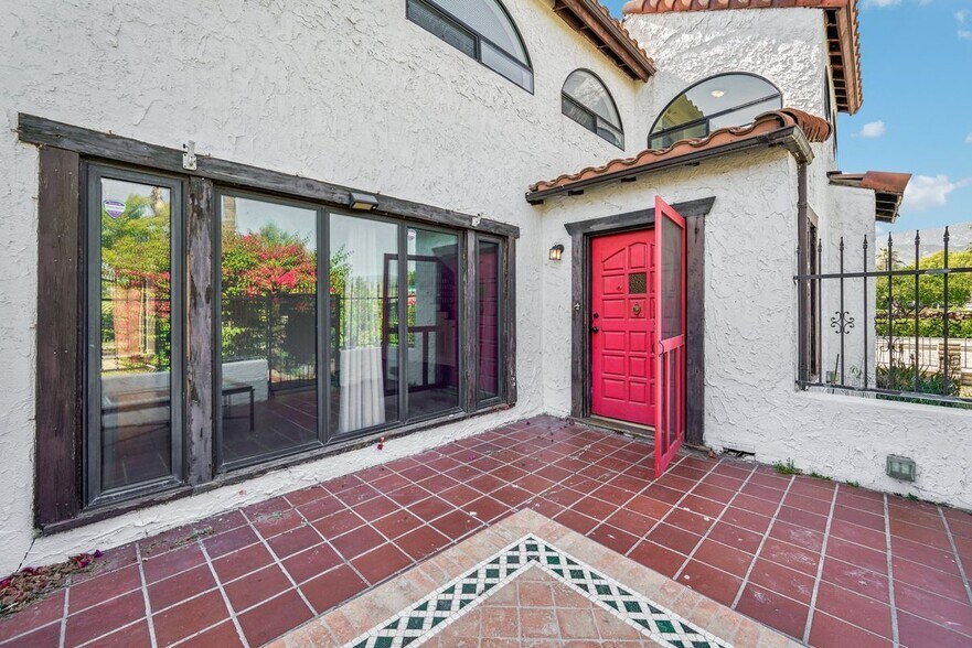 Building Photo - 3098 N Arrowhead Ave
