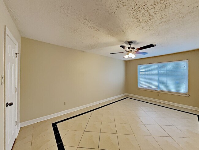 Building Photo - 16395 Havenpark Dr