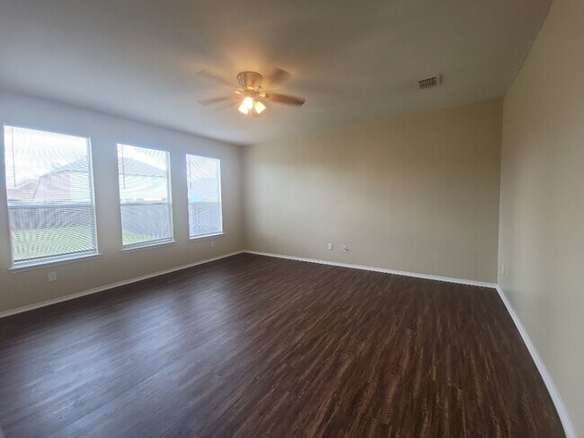 Building Photo - Huge Forney home 3/2/2