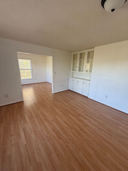 Building Photo - 1013 W Best Rd