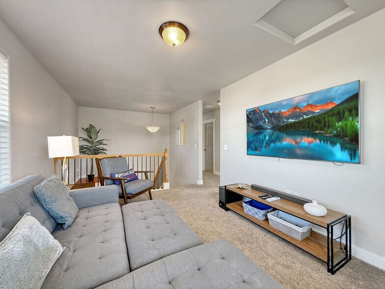 Building Photo - 237 W Alder St