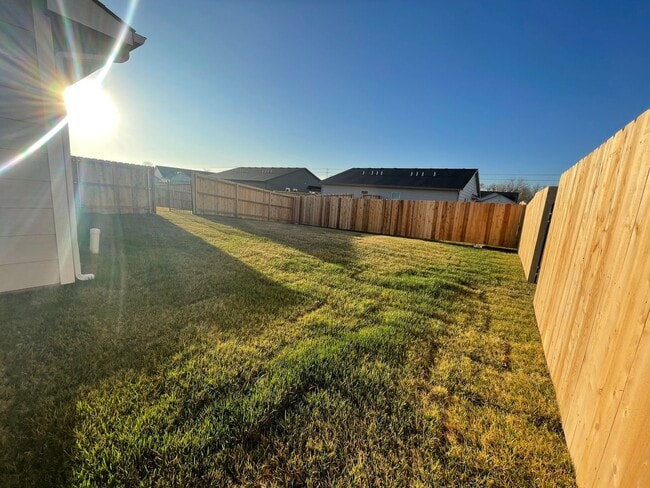 Building Photo - 1823/25 Hickory Creek