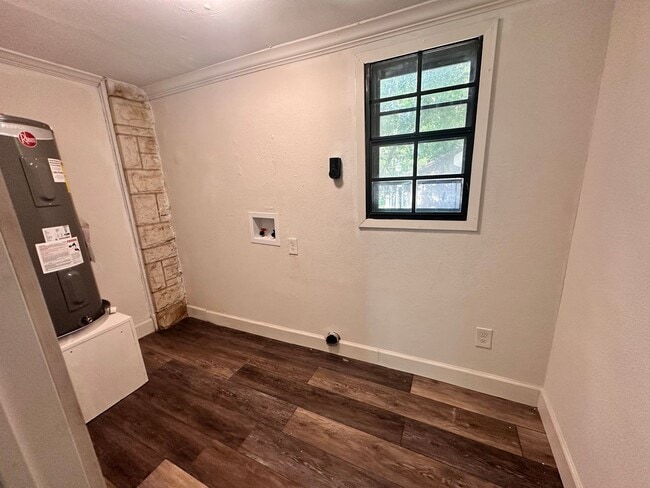 Building Photo - Charming 3 Bed 2 Bath Home with Bonus Den and Detached Garage