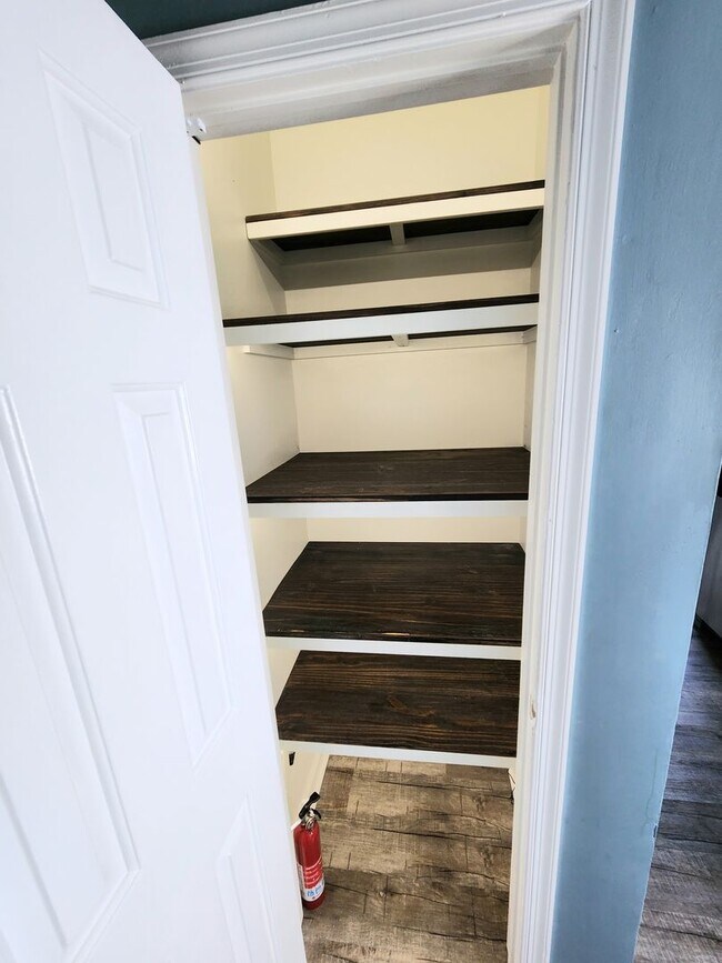 Building Photo - End Unit Townhouse in Chimny Hill