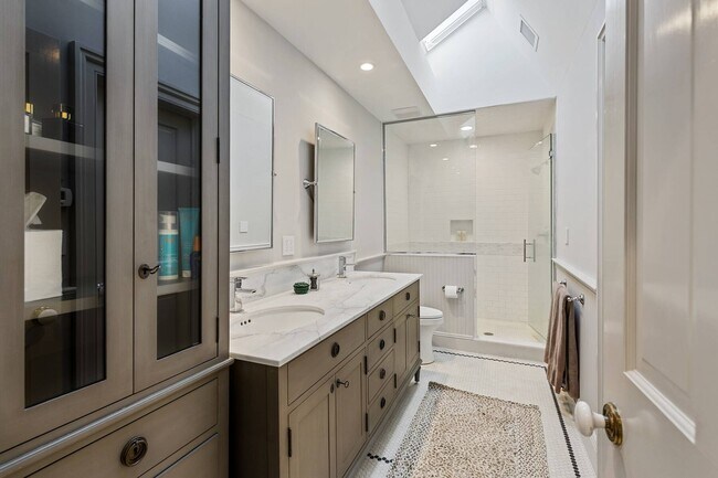 Building Photo - 135 Meeting House Ln