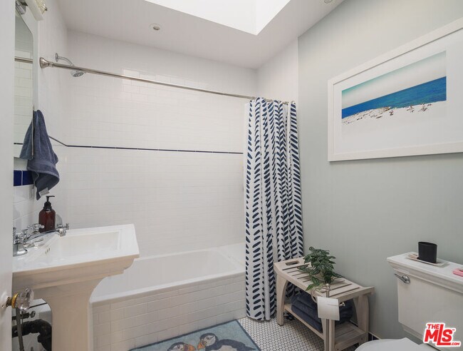 Building Photo - 513 N Mansfield Ave