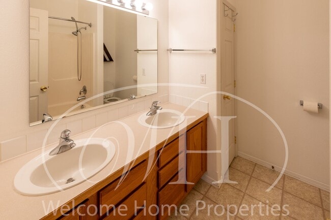 Building Photo - Beautiful 3 Bedroom Home With Fenced Backy...