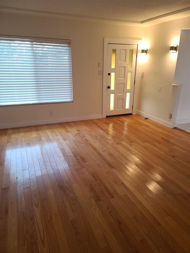 Building Photo - 1118 W Cruces St