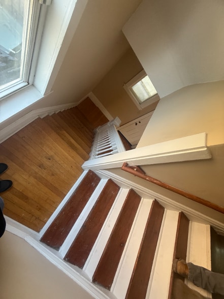 Building Photo - 350 George St W