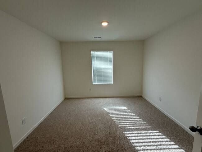 Building Photo - Caffee sub-division, very close to Mercedes plant, one level 4 Bedroom/2 Bath 1774 sqft