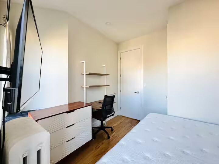 Primary Photo - Furnished room/NOT APARTMENT