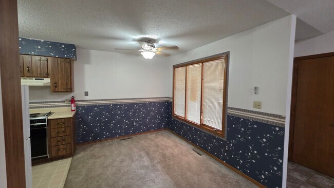 Building Photo - 503 E Redwood St