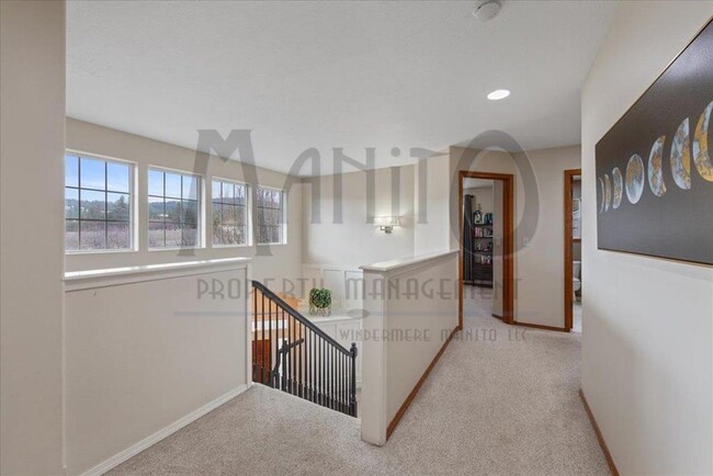 Building Photo - Spacious Trickle Creek Home