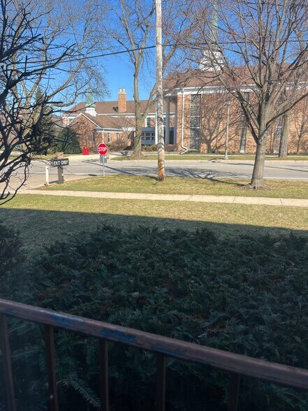 Building Photo - 15 E Maple St