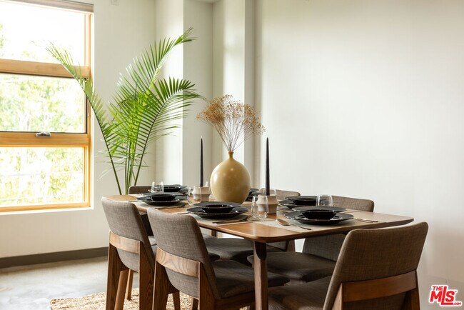 Building Photo - 547 N Sweetzer Ave