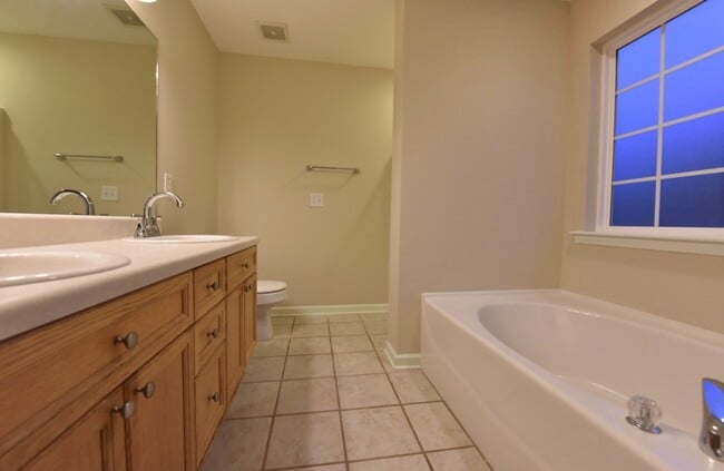 Building Photo - 924 Sandstone Ln