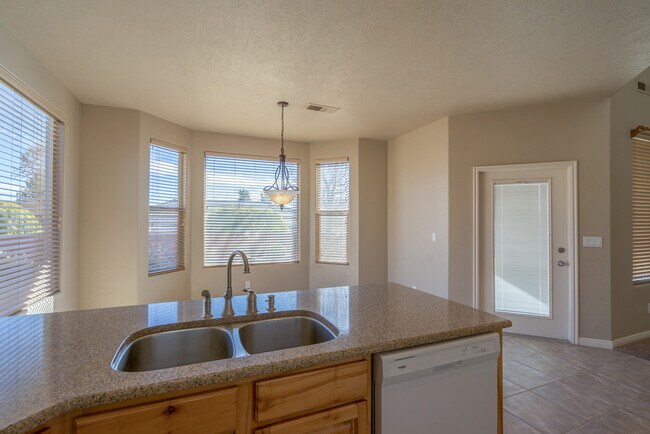 Building Photo - Beautiful St. George Home - Community Pool...