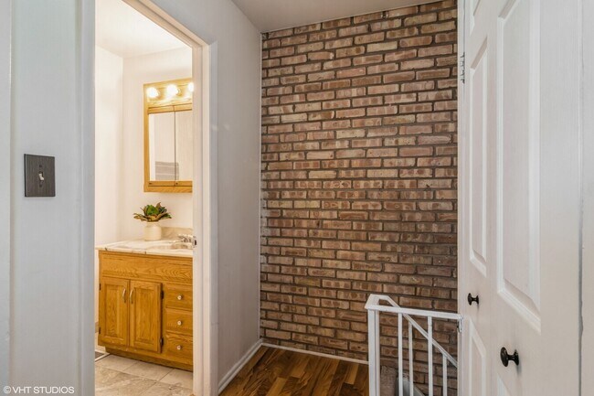 Building Photo - 329 David Ct