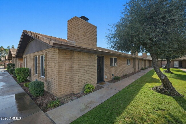 Building Photo - 2015 E Southern Ave