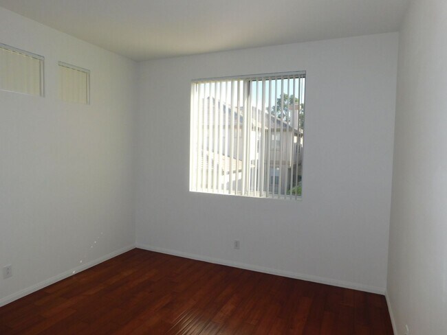Building Photo - 22 Roseville