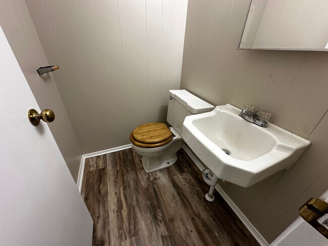 Building Photo - 3 Bed 1.5 Bath with an Additional Bedroom