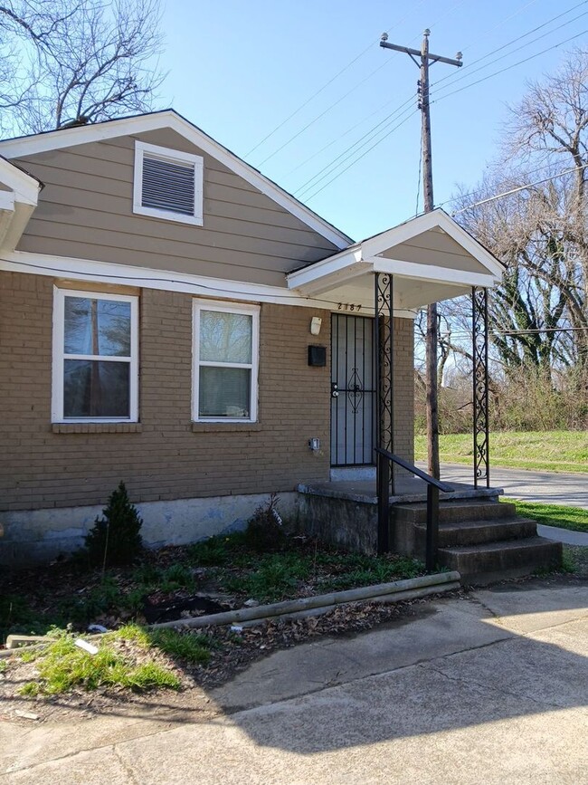 Building Photo - Newly Renovated 2 bedroom 1 bathroom - OPE...