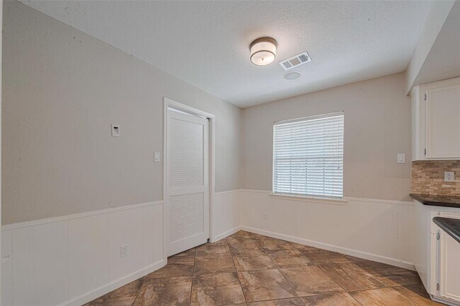 Building Photo - 927 Carlingford Ln