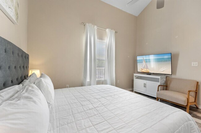 Building Photo - Beautifully furnished 2B/2B condo steps from Gulf of Mexico available for long term lease!