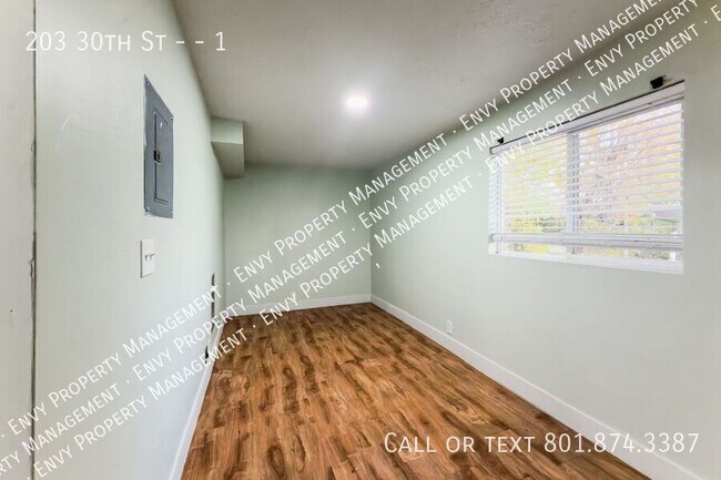 Building Photo - 203 30th St